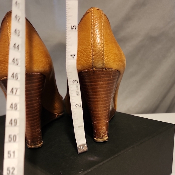 Tory Burch Tan Leather Heels with Medallion In Size 7 - Picture 4 of 7
